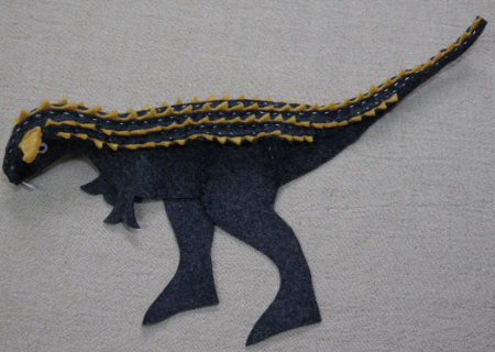 フェルトの恐竜カルノタウルスSDの作り方08