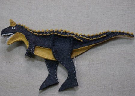 フェルトの恐竜カルノタウルスSDの作り方14