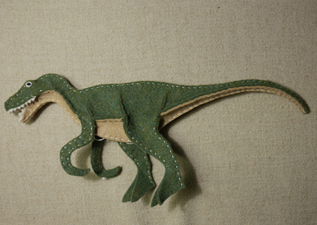 フェルトの恐竜ヴェロキラプトルSDの作り方10