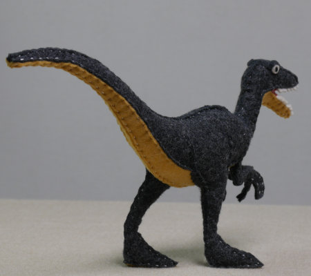 フェルトの恐竜ヴェロキラプトルSD２_03