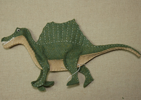 フェルトの恐竜スピノサウルスSDの作り方14